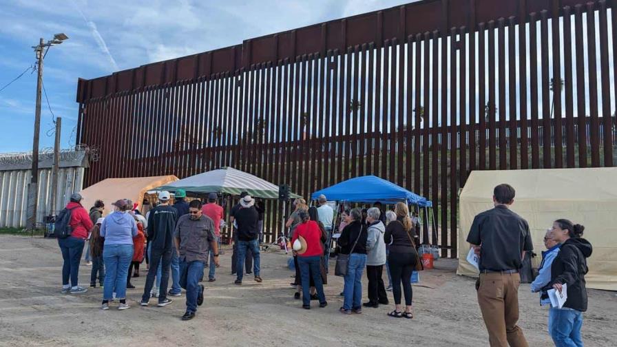 El muro de EEUU acoge la celebración de la ´Posada sin Fronteras´ con las puertas cerradas