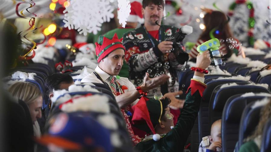 Un vuelo lleva a niños a visitar a Santa en una recreación del Polo Norte en un hangar de Denver