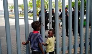 1,360 menores siguen sin ver a sus padres tras ser separados en 2018 en frontera de EE.UU.