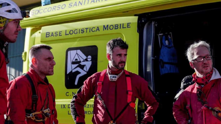 Rescatistas italianos intentan liberar a una espeleóloga atrapada y herida en una cueva