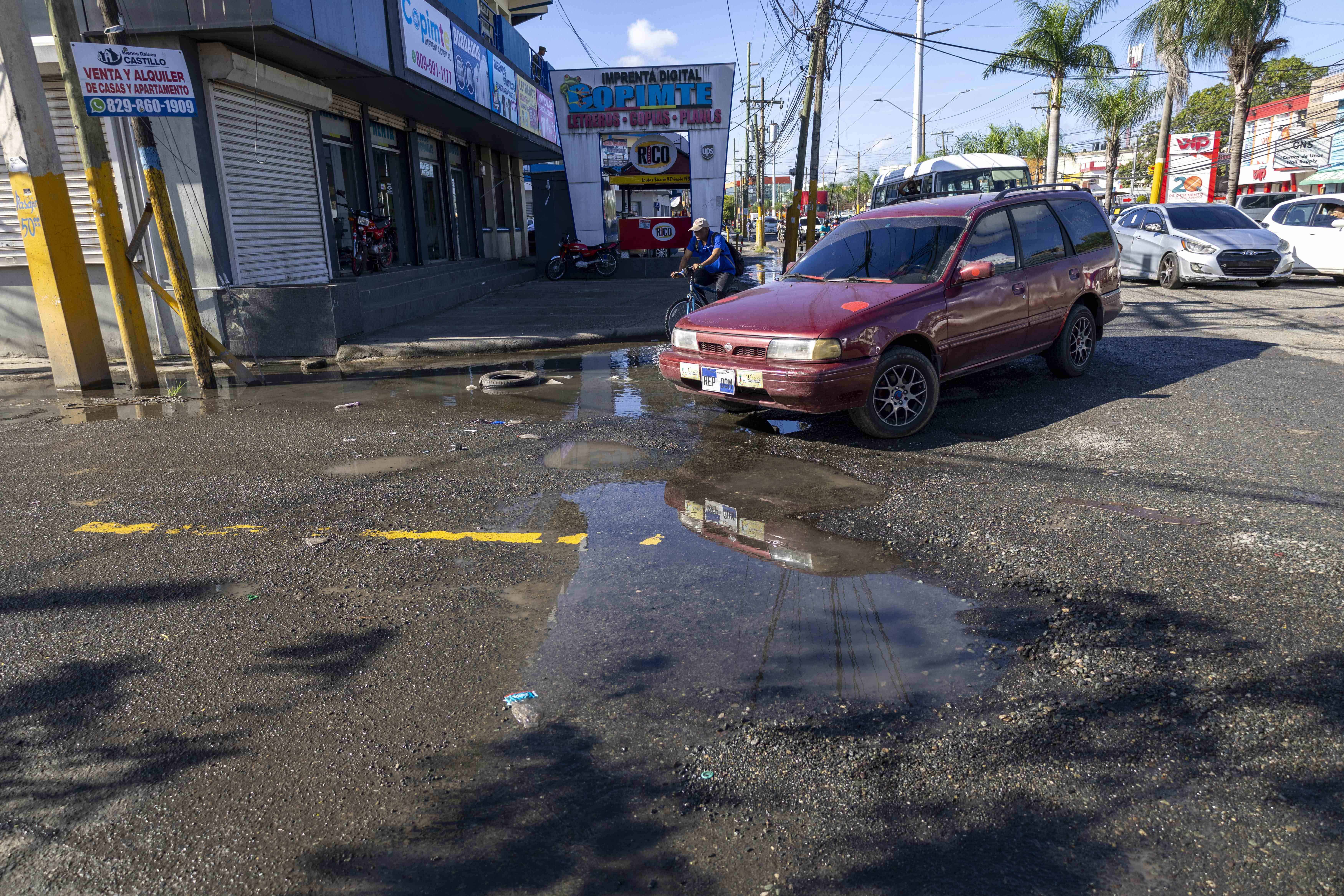 El agua se acumula en la intersección.