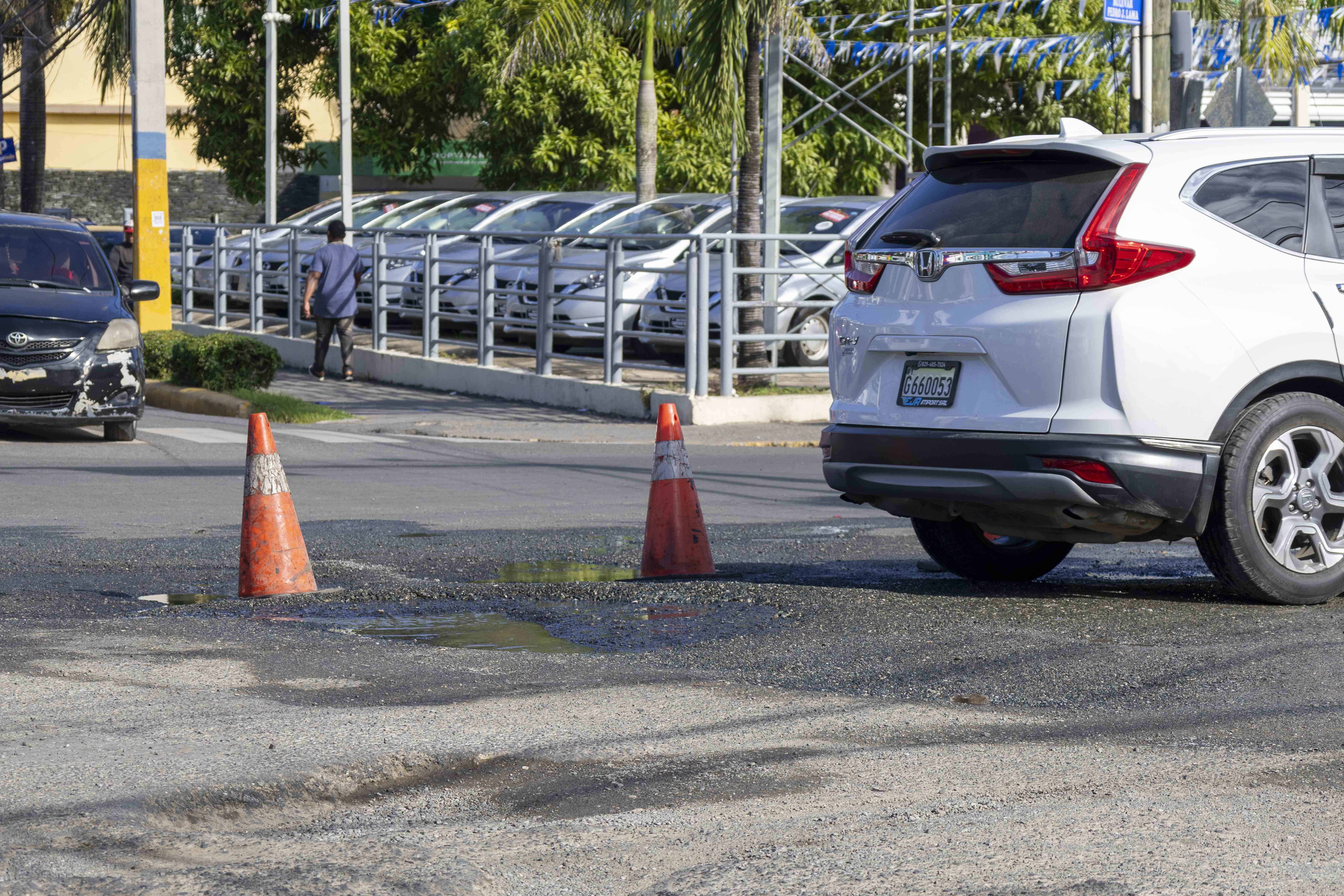 Los agentes de Digesett en ocasiones tienen que cerrar el cruce por las malas condiciones del pavimento.