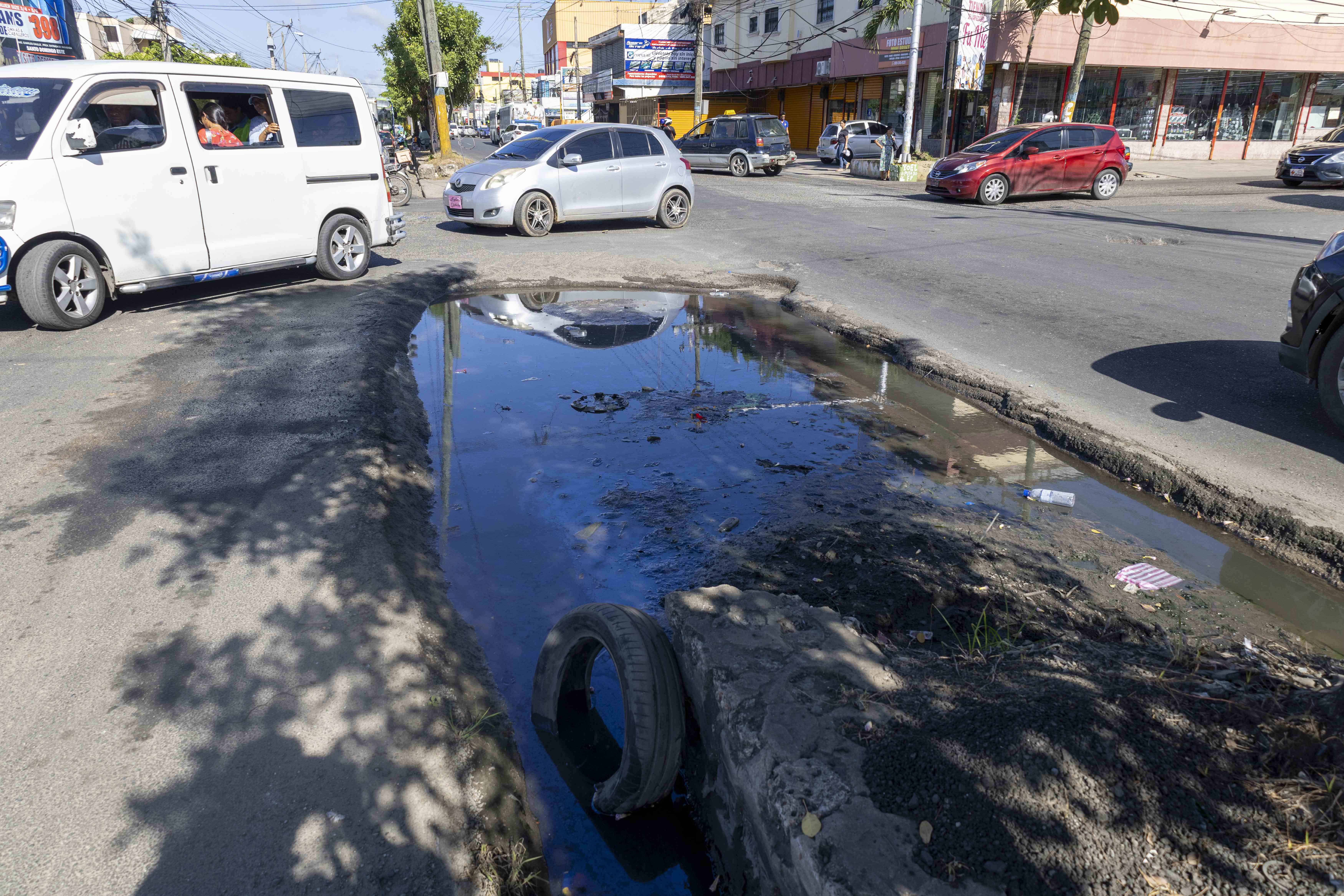 Charco que se forma en la avenida Charles de Gaulle y con Simón Orozco. 