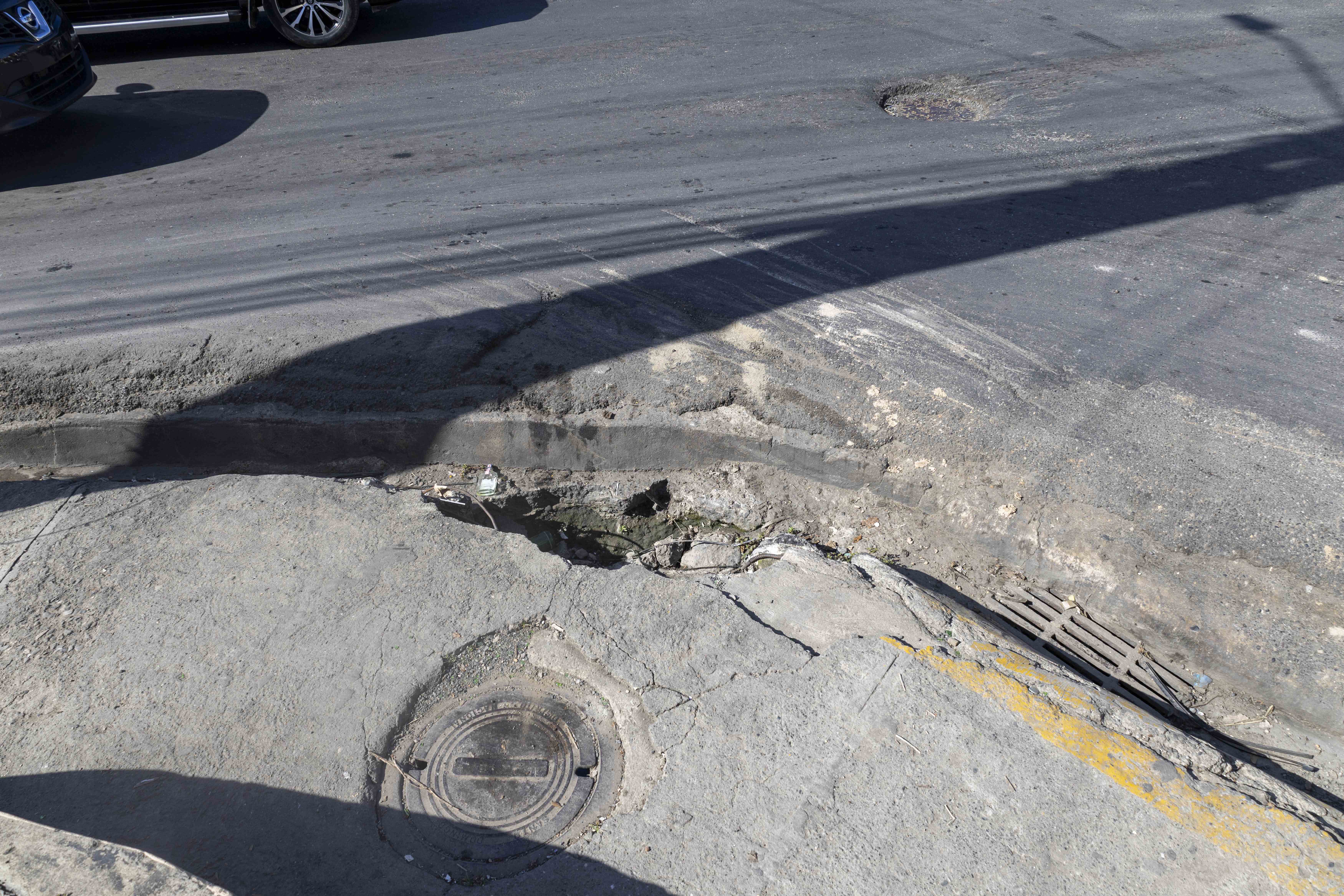 Muestra del desnivel entre la calle y el contén.