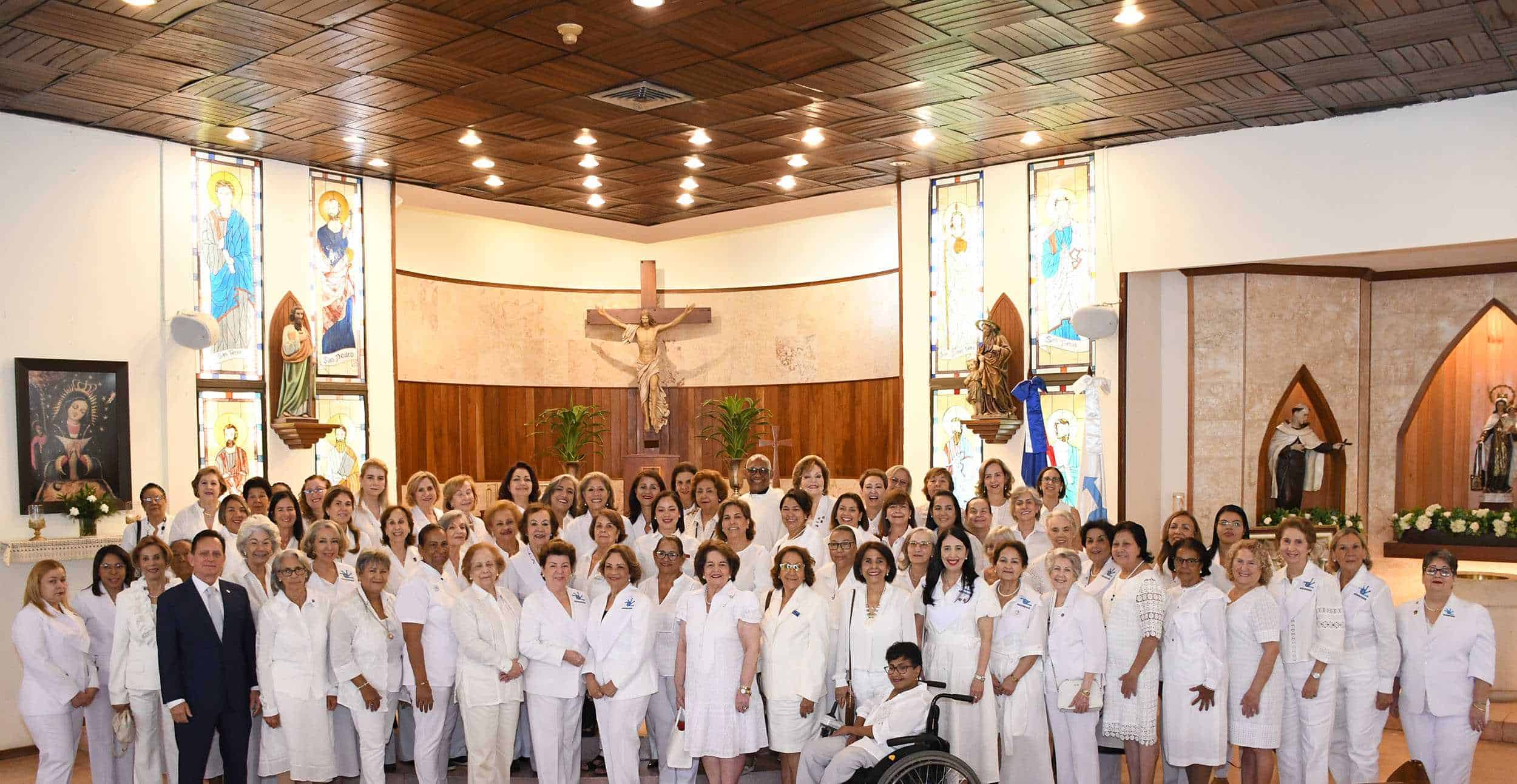 Fotografía grupal de las damas  de las instituciones voluntarias.