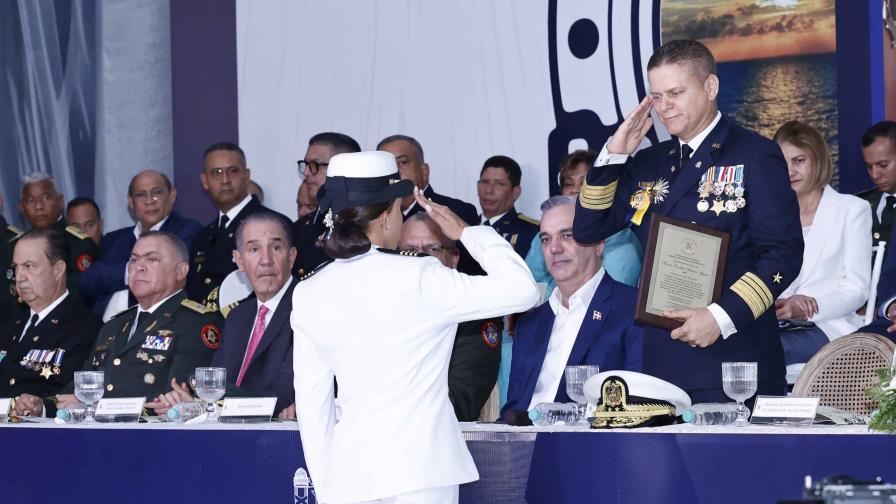 Abinader encabeza graduación de damas y caballeros Guardiamarinas