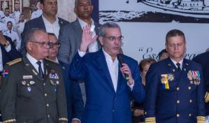 El presidente Abinader tiene un dedo vendado
