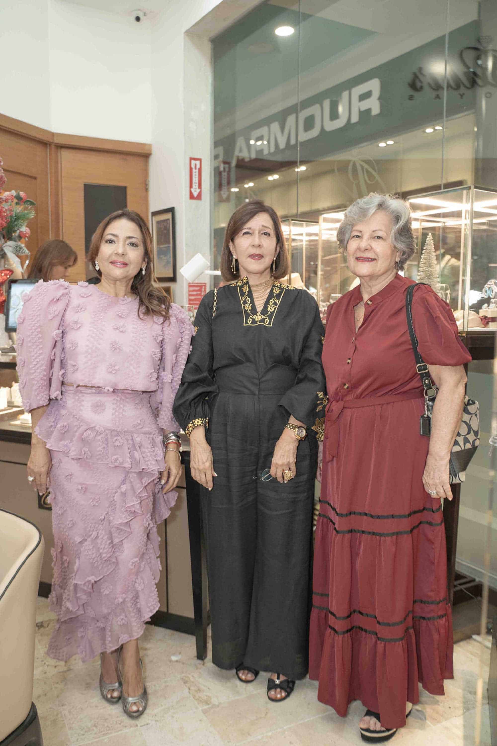 Aura Peralta, Asuncion Canaan de Gomez y Milagros Romero.