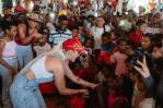 Karol G lleva regalos de Navidad a niños de madres adolescentes en Colombia