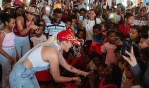 Karol G lleva regalos de Navidad a niños de madres adolescentes en Colombia