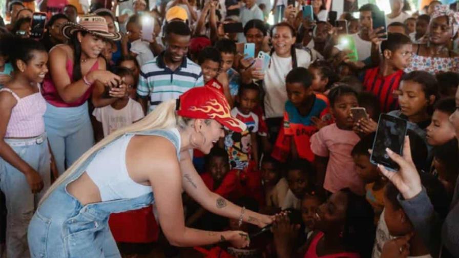 Karol G lleva regalos de Navidad a niños de madres adolescentes en Colombia