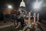 Policía de Wisconsin guarda silencio sobre tiroteo escolar mientras continúa búsqueda de respuestas
