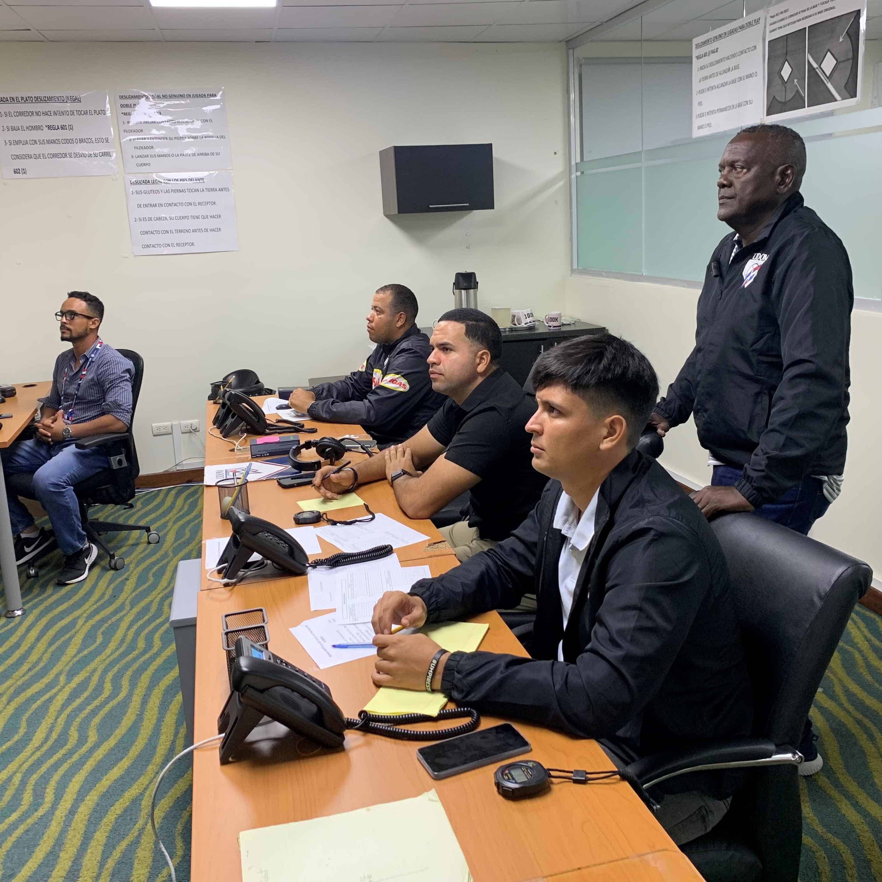 Santos Castillo, supervisor del Centro de Revisión, observa el desarrollo de los partidos junto a un grupo de árbitros.