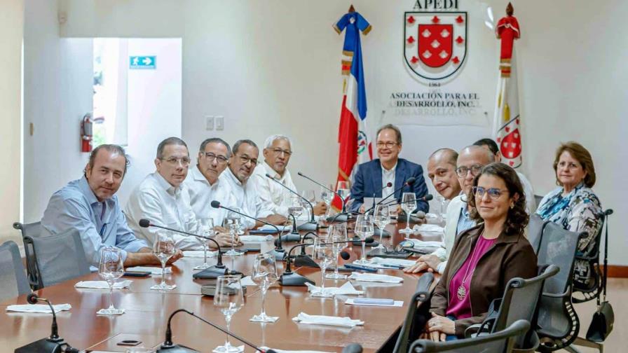 Empresarios de Santiago hablan de la importancia de la formación docente en reunión con el Minerd