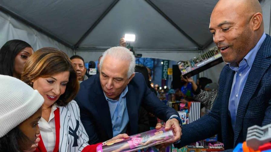 Gobernadora Hochul, Mariano Rivera y el doctor Ramón Tallaj llevan alegría a niños de El Bronx