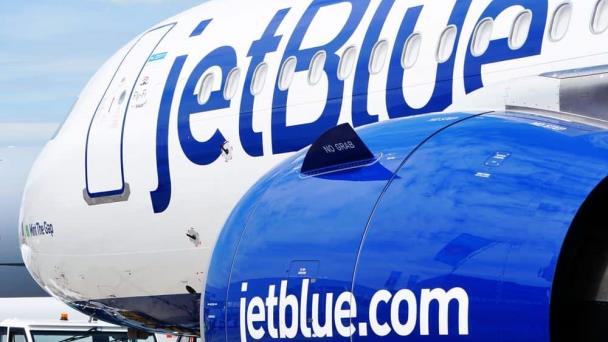 EE.UU. multa con dos millones de dólares a JetBlue por demoras crónicas de sus vuelos