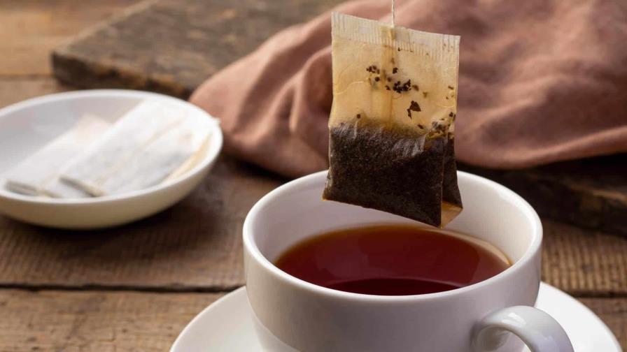 Las bolsitas de té comerciales liberan millones de microplásticos durante su uso