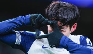Son logra gol olímpico y Tottenham supera a Man United en la Copa de la Liga