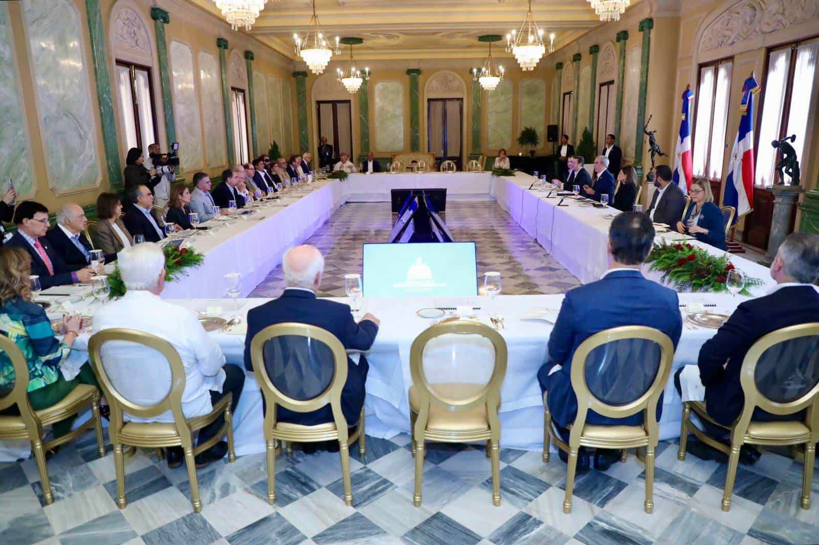 La reunión del presidente Luis Abinader y la vicepresidenta Raquel Peña con el pleno del Consejo Nacional de Competitividad.