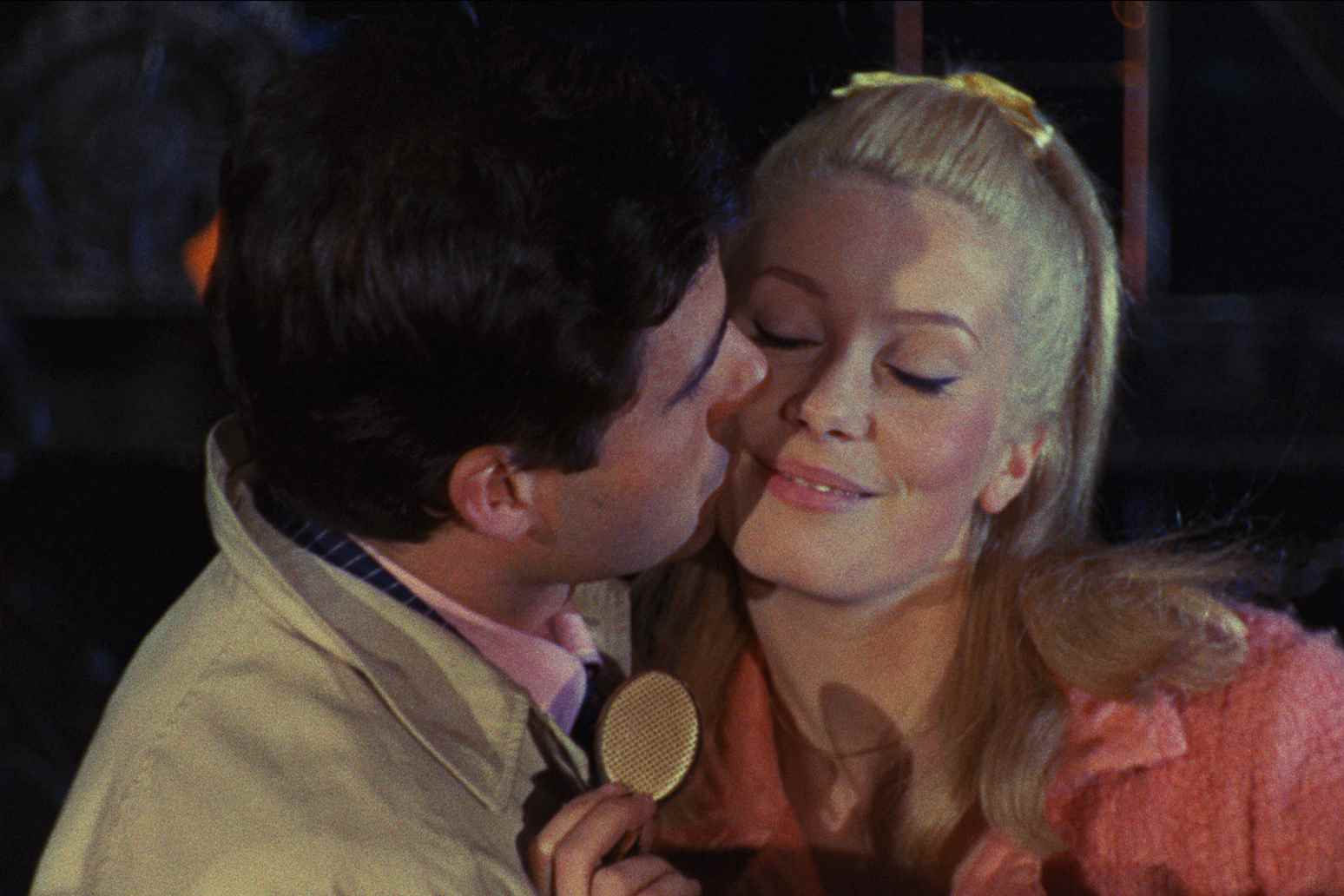 En esta imagen proporcionada por Janus Films, Nino Castelnuovo, izquierda, y Catherine Deneuve en una escena de la película francesa de 1964 “Les parapluies de Cherbourg” (Los paraguas de Cherburgo)