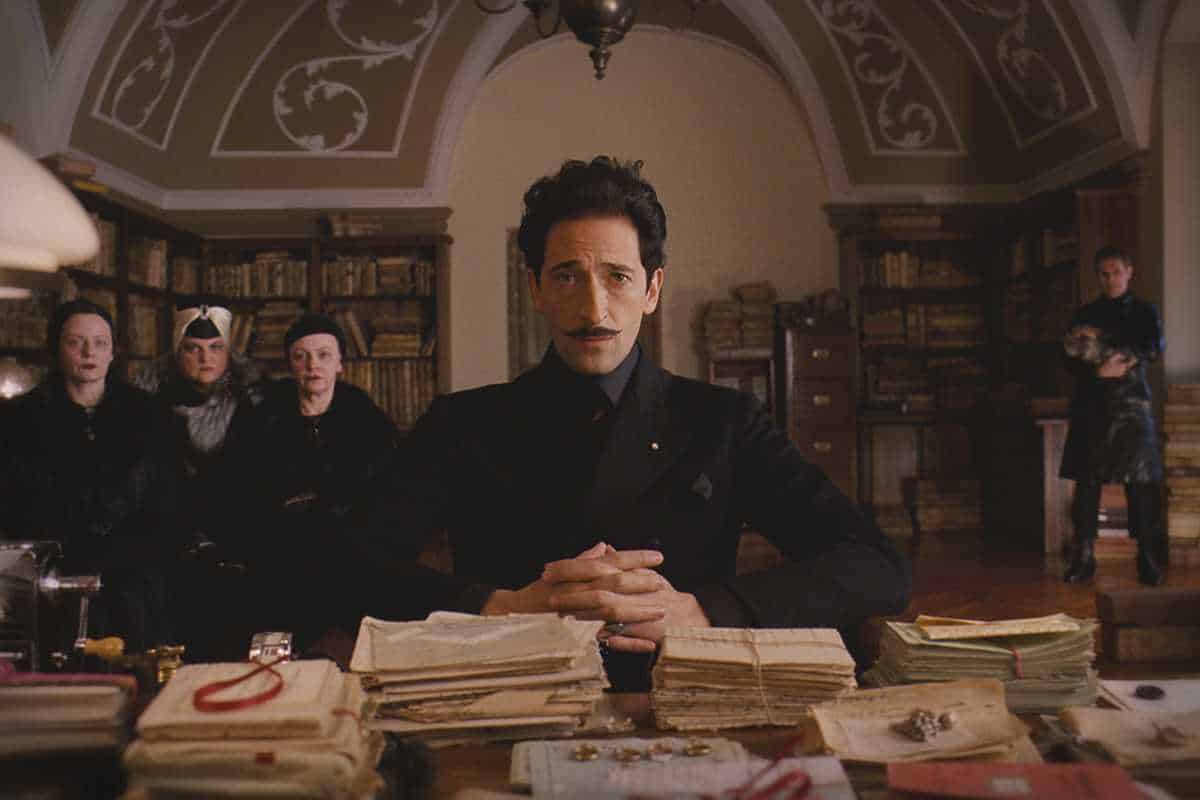 Esta imagen proporcionada por Criterion muestra a Adrien Brody en una escena de la película de 2014 El Gran Hotel Budapest.