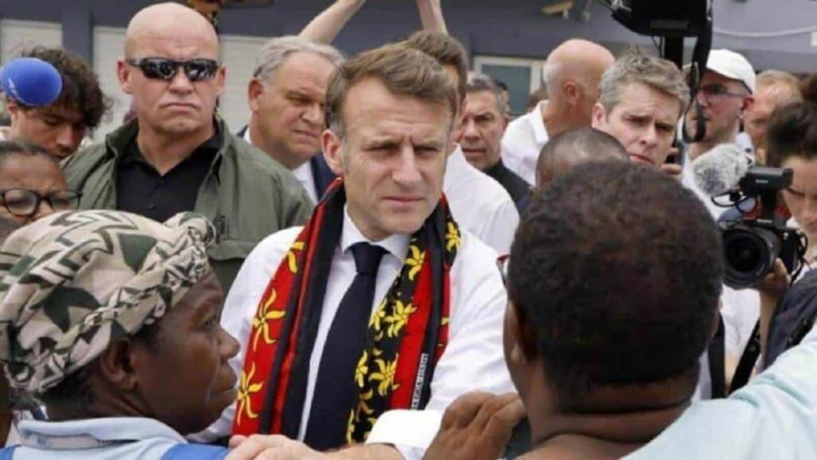 Macron concluye una tensa visita en la isla de Mayotte, devastada por el ciclón Chido