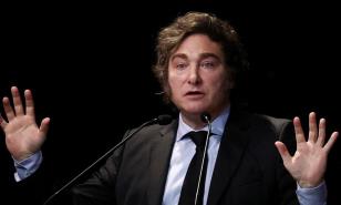 Milei fue evacuado de un acto electoral por incidentes con manifestantes opositores