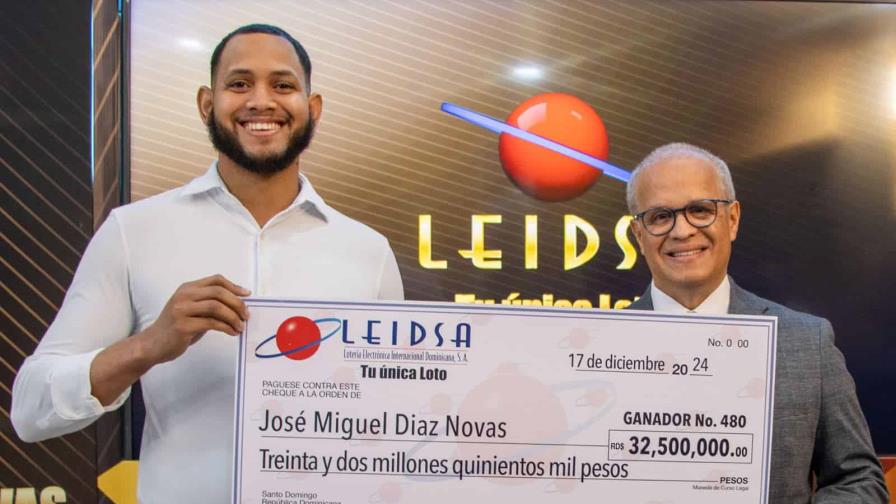 Leidsa entrega cheque a uno de los dos ganadores de 65 millones de la loto