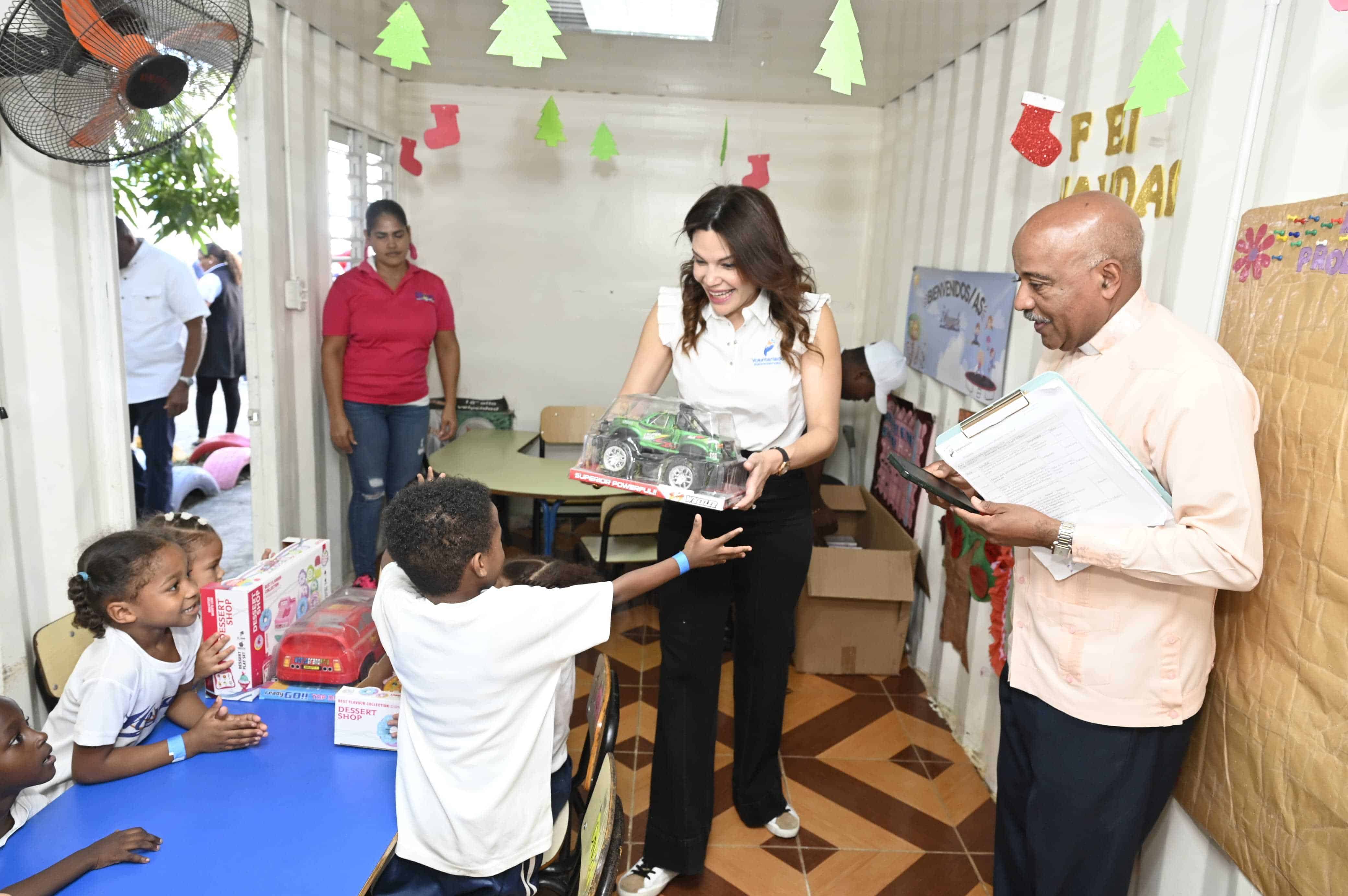 Noelia García entrega regalos a niños del Dique.