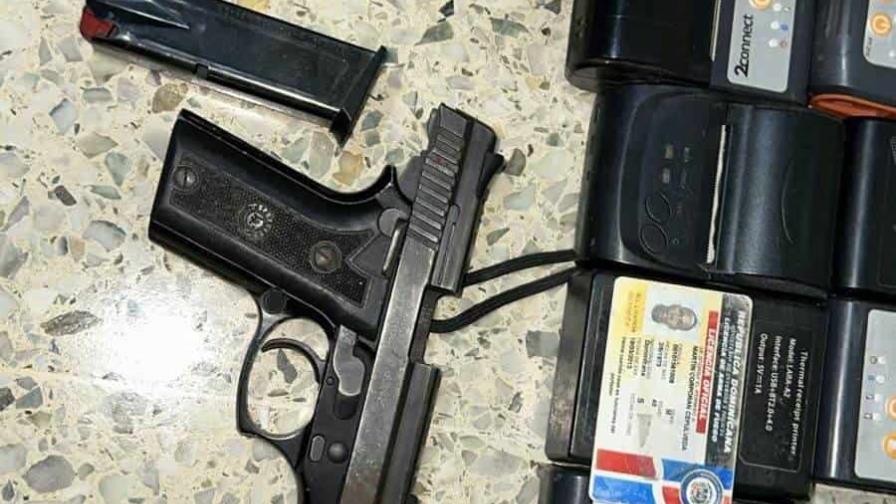 Ocupan celulares, armas de fuego y máquinas tragamonedas durante allanamientos en Jarabacoa