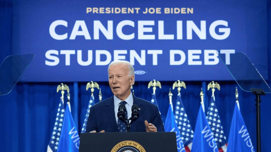 Biden cancela la deuda estudiantil de otros 55,000 empleados públicos