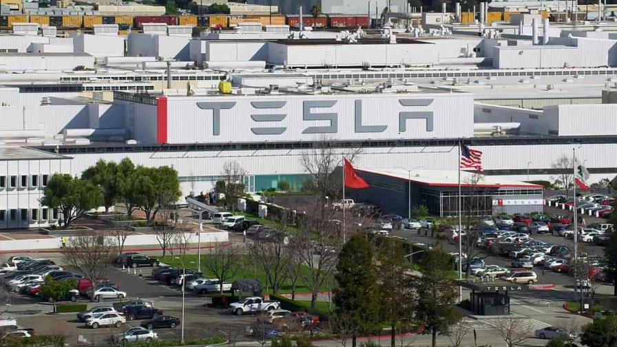 Wall Street abre en terreno mixto en su primera jornada de 2025, arrastrado por Tesla