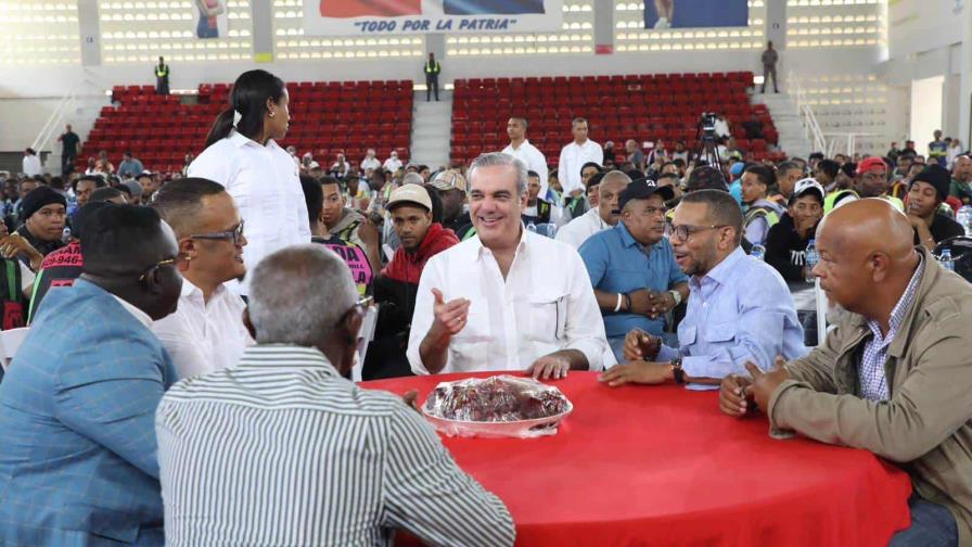 Presidente Abinader comparte almuerzo navideño con casi mil motoconchistas