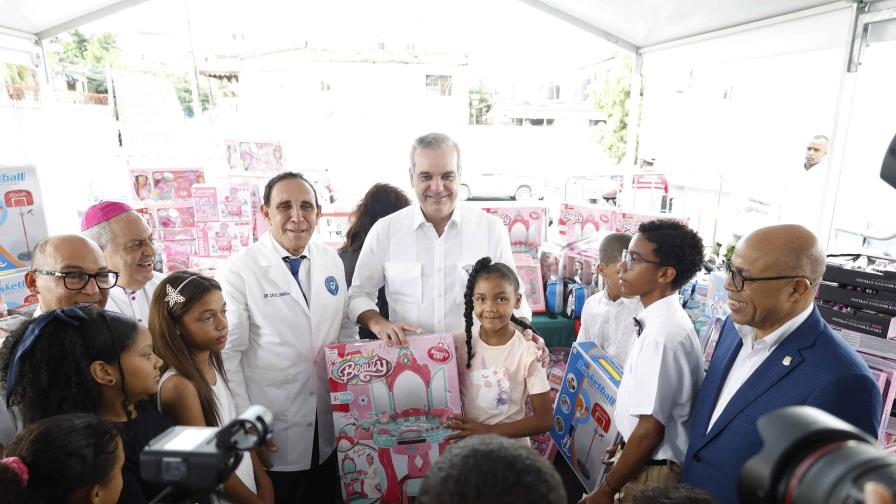 Presidente Abinader encabeza tradicional aguinaldo navideño de la Clínica Cruz Jiminián