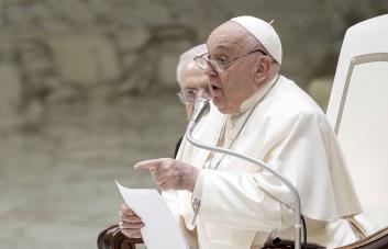 El papa Francisco reprende al personal del Vaticano por chismear en su mensaje navideño anual