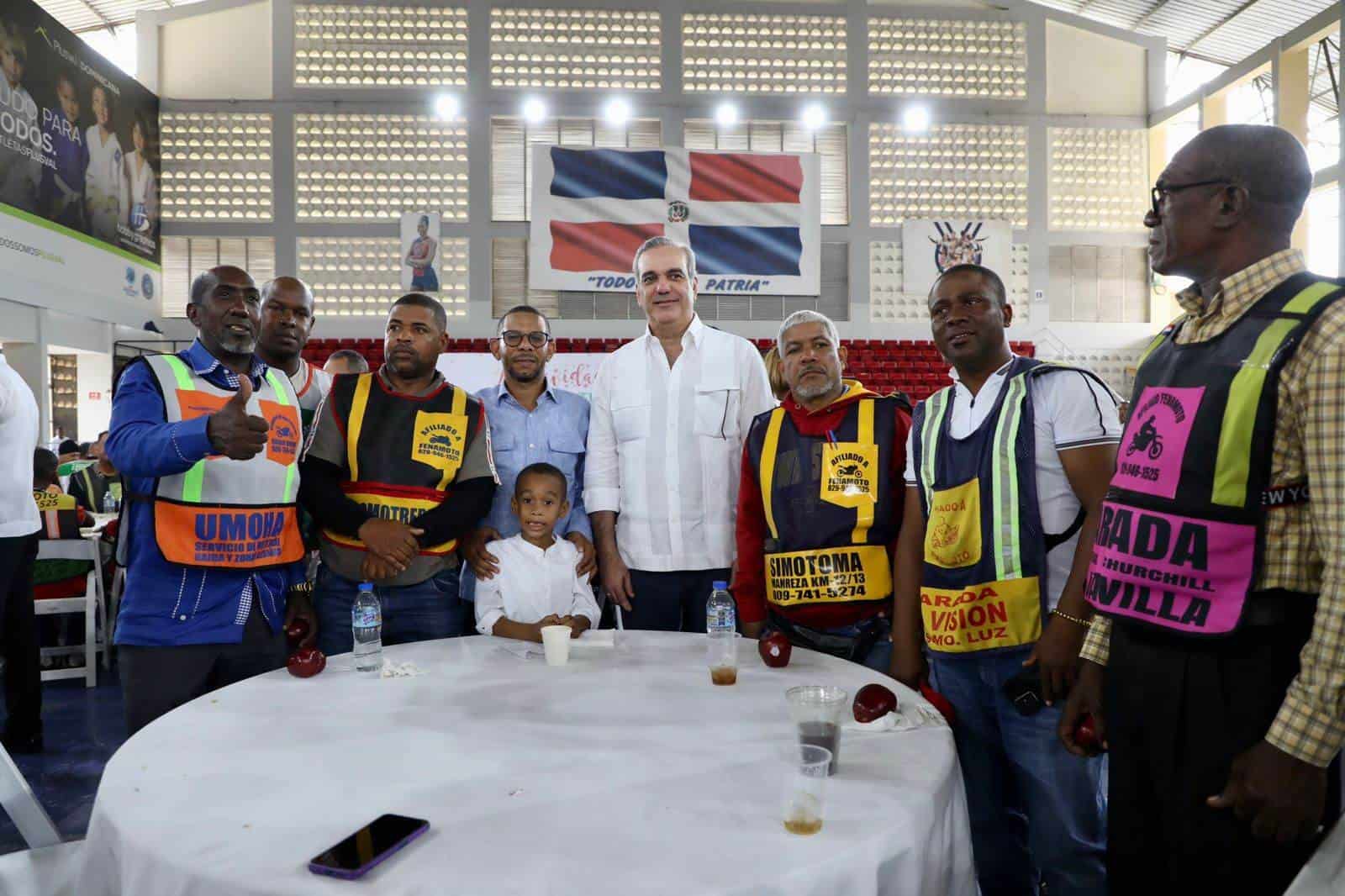 El presidente Abinader junto a grupo de motoristas presentes en el almuerzo navideño