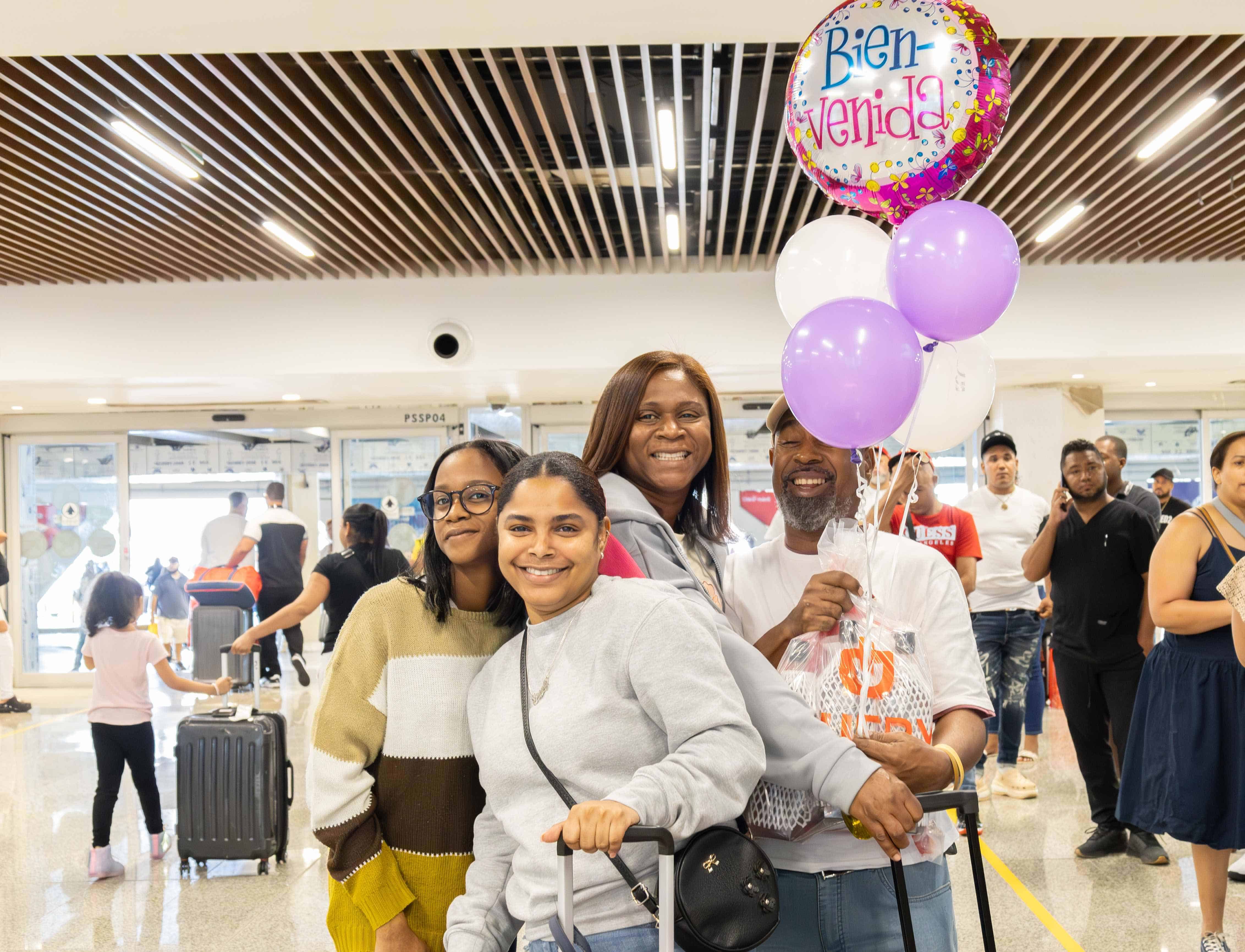 Una familia posa para el lente de <i>Diario Libre</i> en el Aeropuerto Internacional Las Américas (AILA) el domingo 22 de diciembre de 2024.