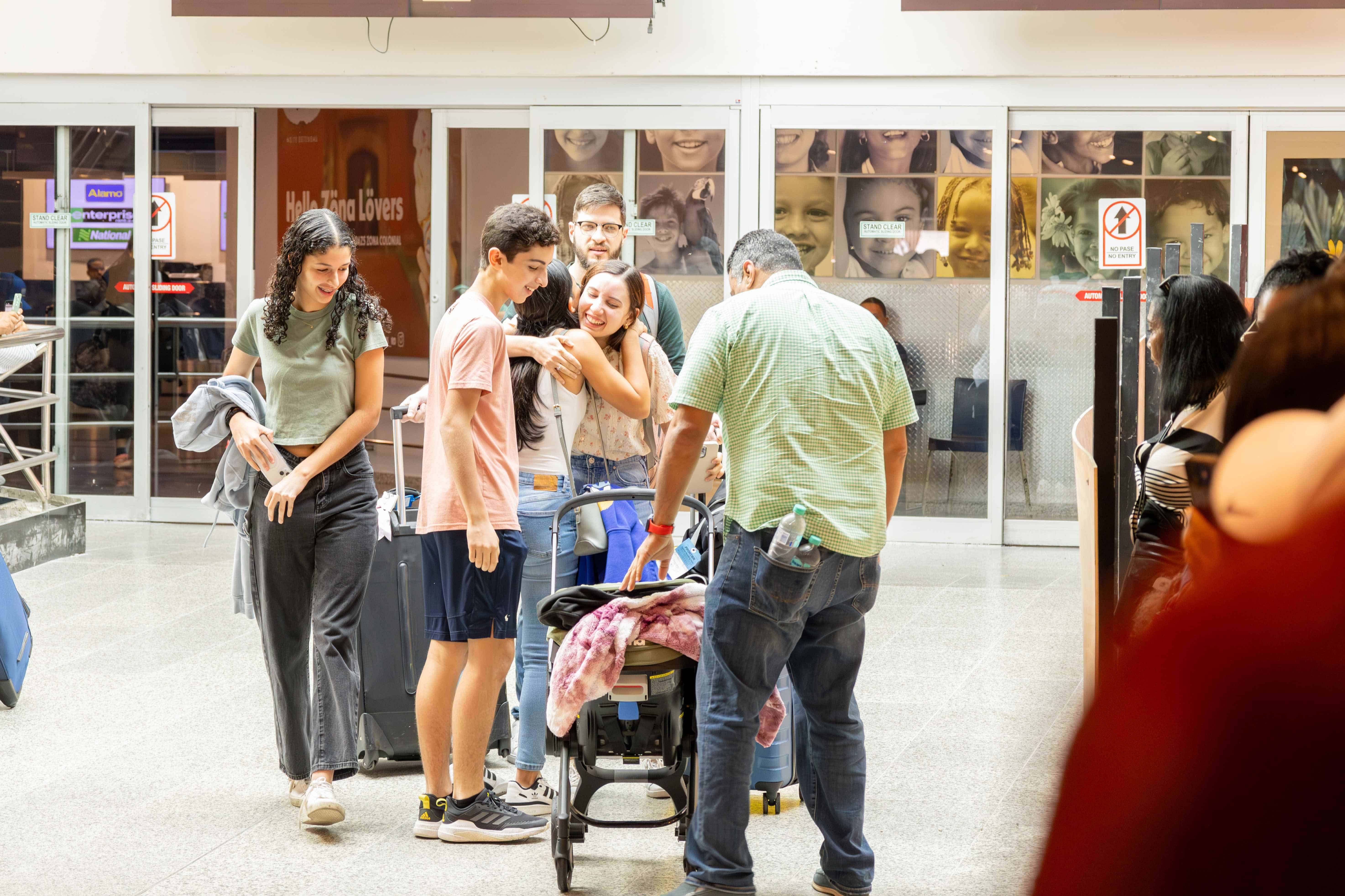 Una familia se reencuentra en víspera de Navidad en los pasillos del Aeropuerto Internacional Las Américas (AILA).