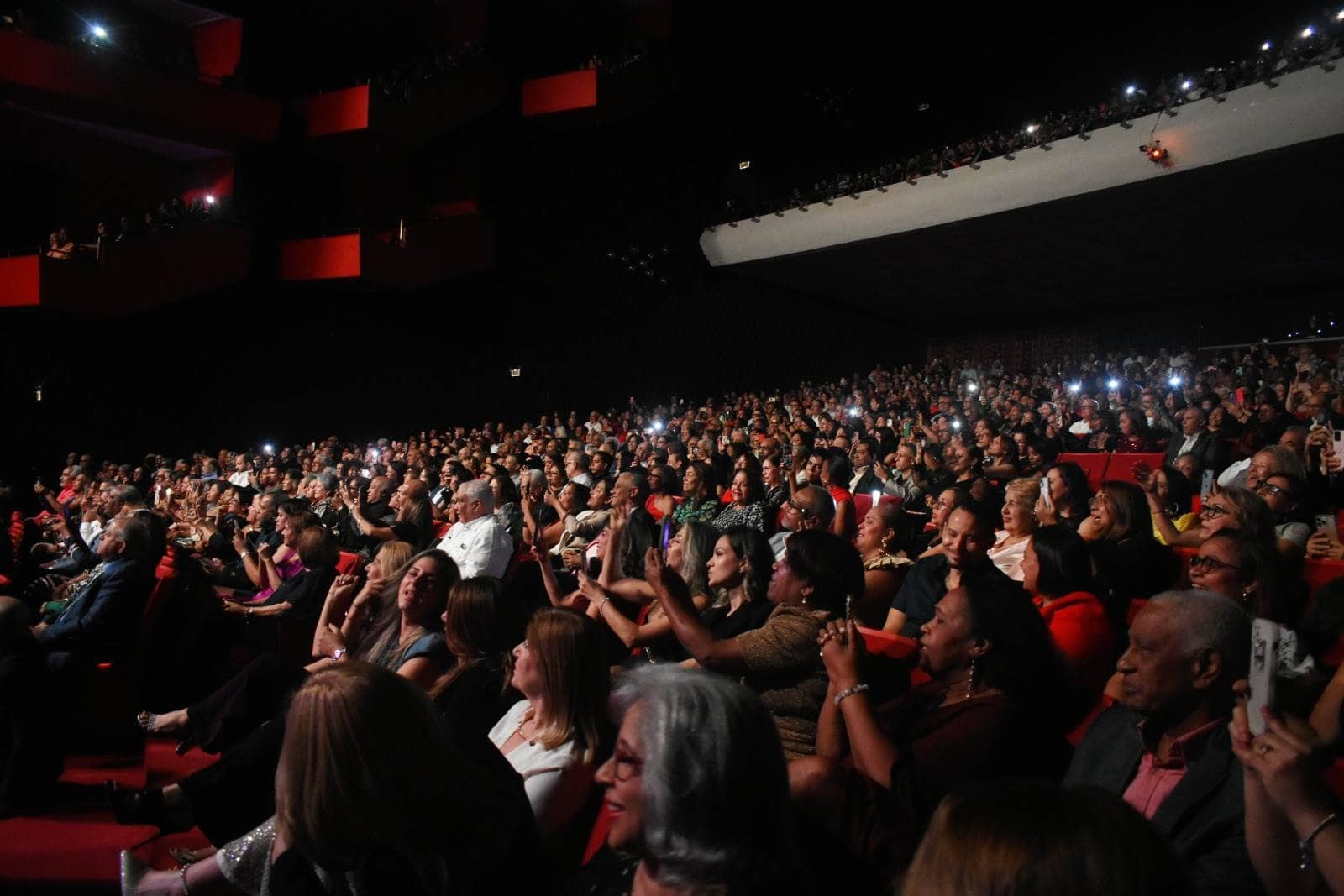 La Sophy actuó ante un Teatro Nacional lleno.