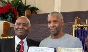 Denzel Washington se bautiza y obtiene su licencia de ministro cristiano
