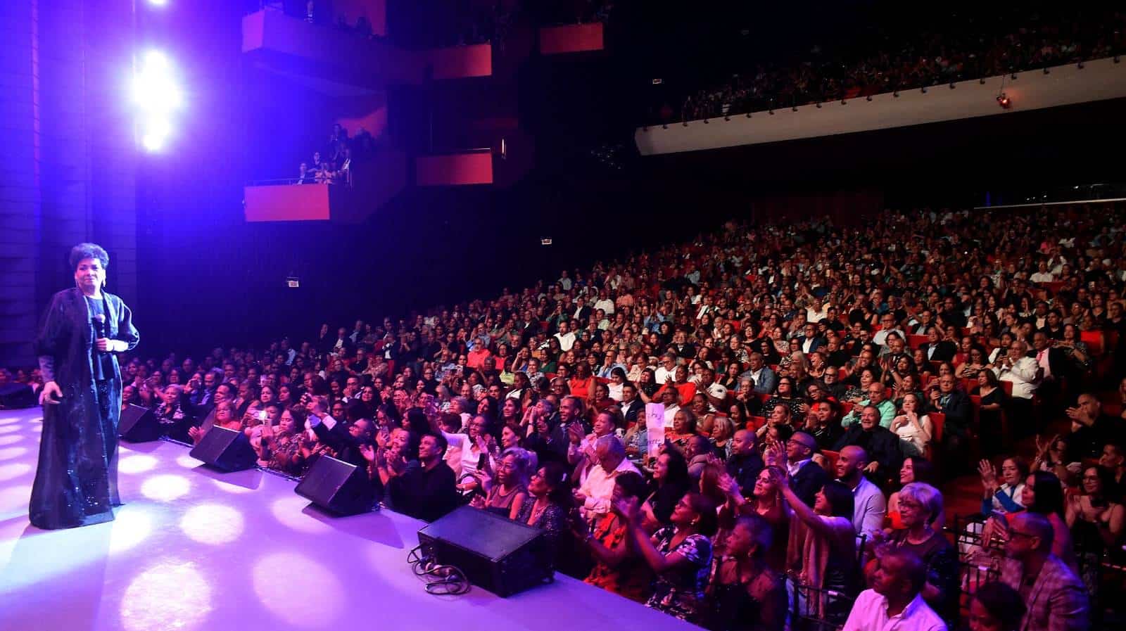 La Sophy actuó ante un Teatro Nacional lleno.