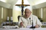 La Curia y los fieles rezan por la salud del papa en la Plaza de San Pedro