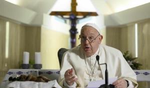La Curia y los fieles rezan por la salud del papa en la Plaza de San Pedro