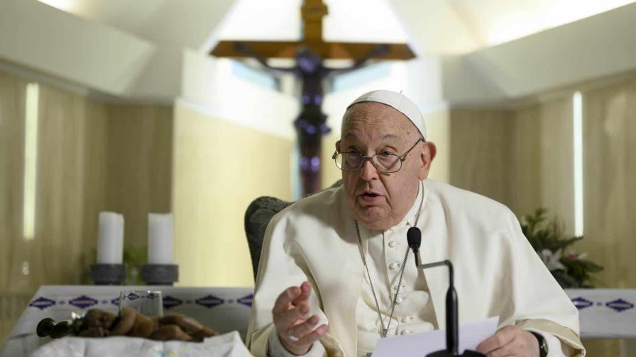 La Curia y los fieles rezan por la salud del papa en la Plaza de San Pedro