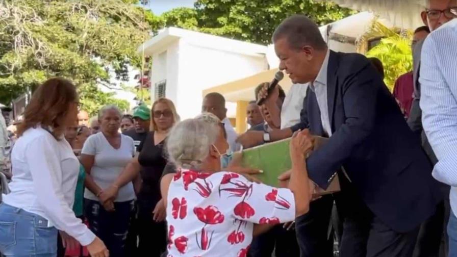 Leonel entrega cajas navideñas y defiende su método de ayuda