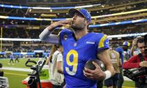 El veterano Matt Stafford, quarterback de los Rams, recibe su primer premio MVP de la NFL