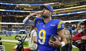 El veterano Matt Stafford, quarterback de los Rams, recibe su primer premio MVP de la NFL