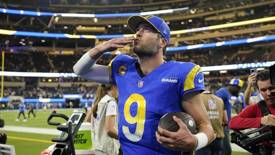 El veterano Matt Stafford, quarterback de los Rams, recibe su primer premio MVP de la NFL