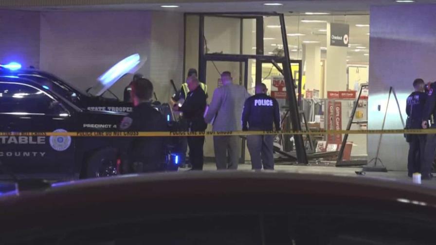 Texas: Identifican a conductor de camioneta abatido por la policía tras irrumpir en centro comercial