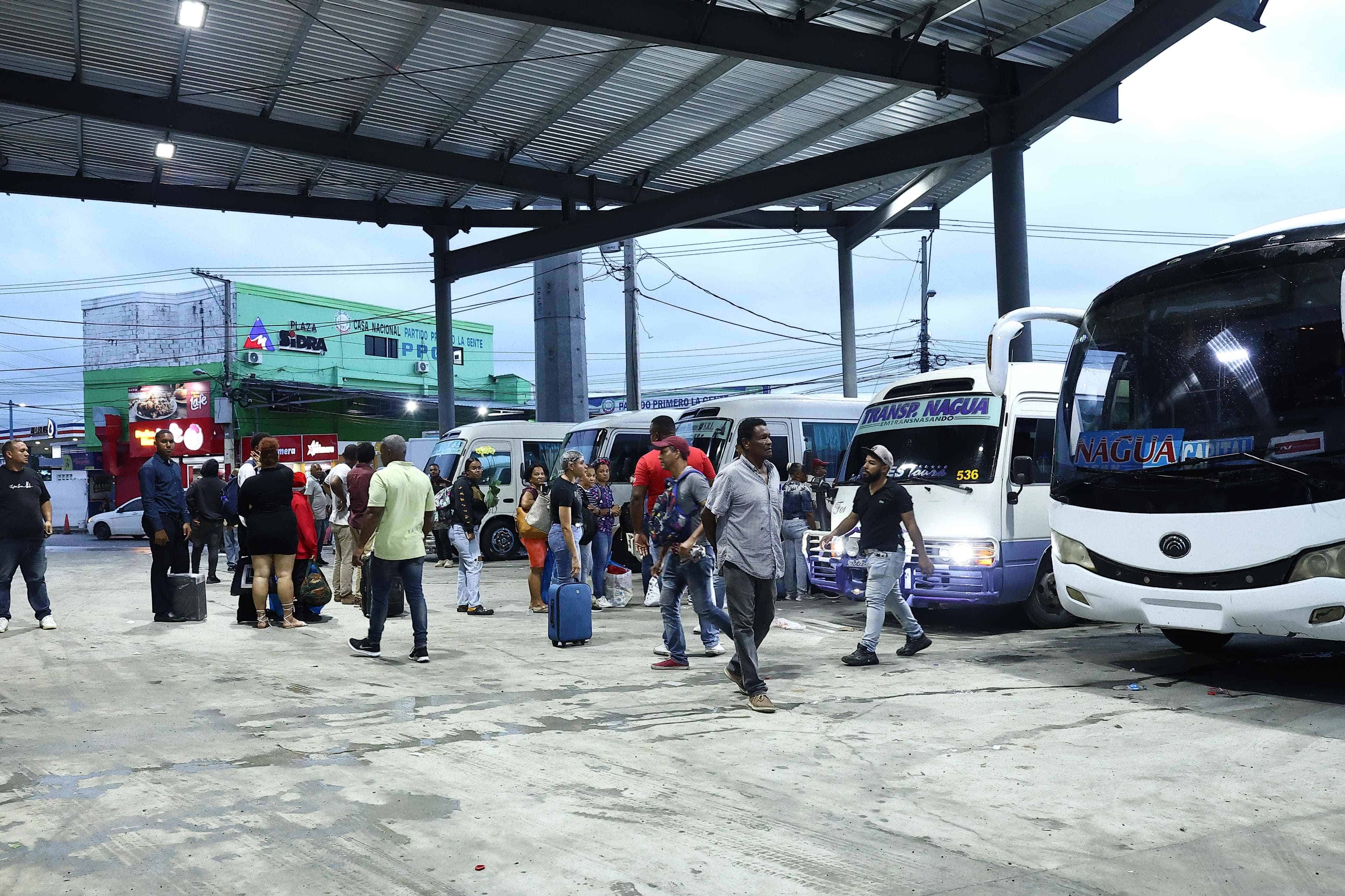 Flujo de pasajeros en el KM 9  de la autopista Duarte.